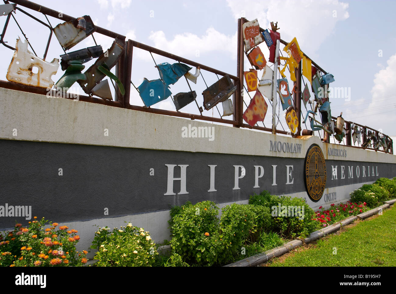 ILLINOIS Arcola Bob Moomaw s Hippie Memorial Stock Photo Alamy