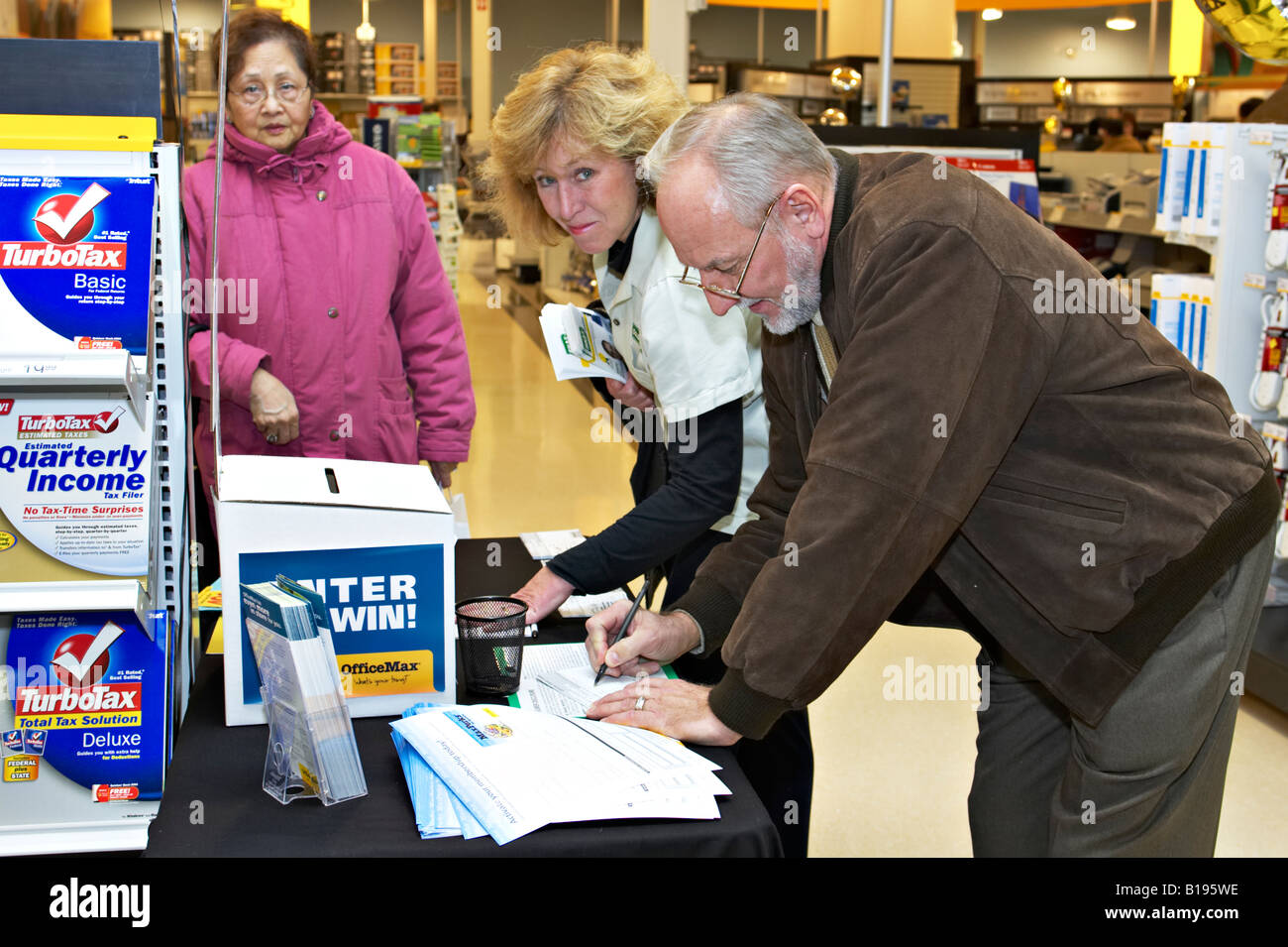 EVENTS Algonquin Illinois Man and woman fill out sweepstakes entry form at OfficeMax retail store grand opening Stock Photo