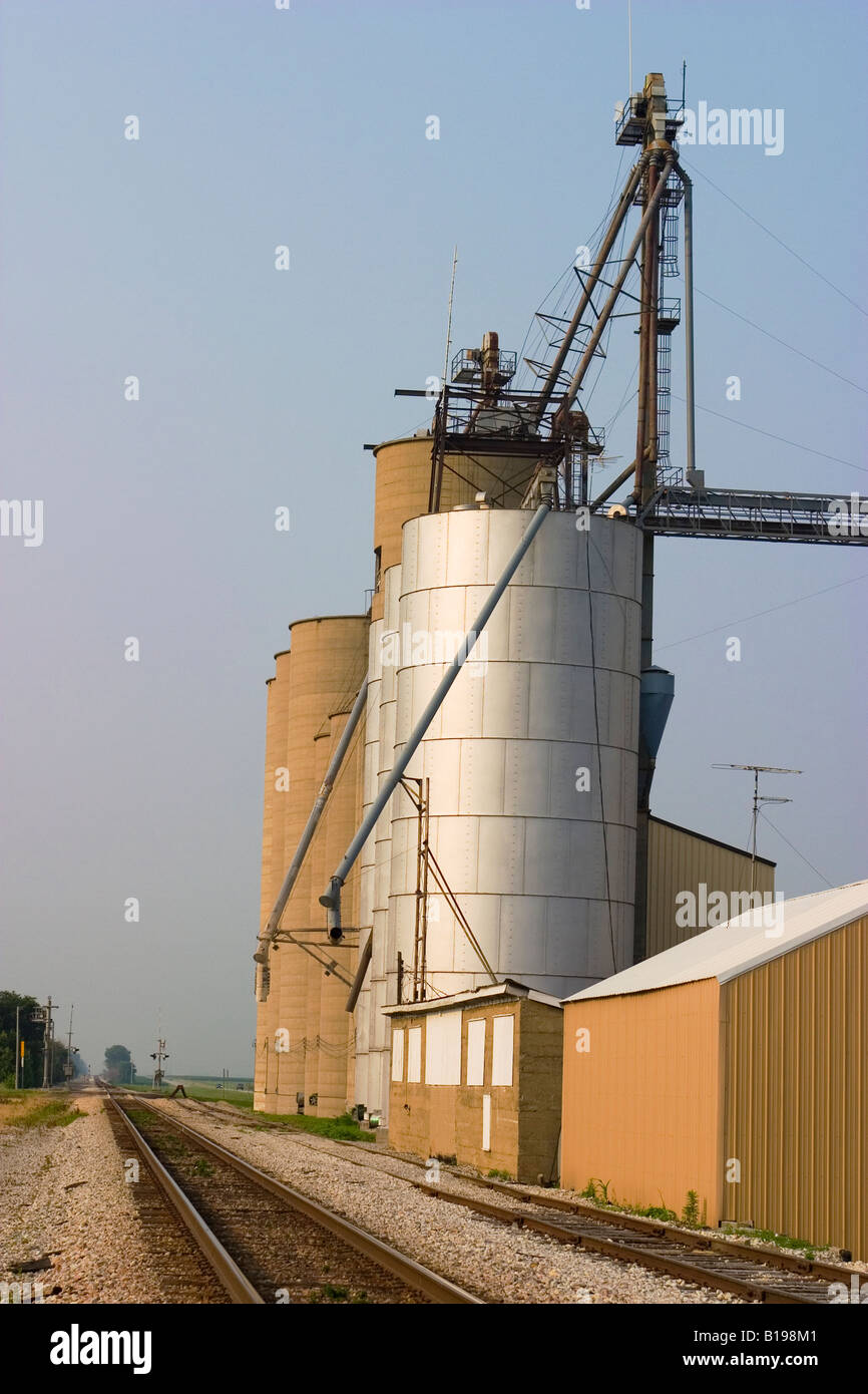 Small town america grain elevator hires stock photography and images
