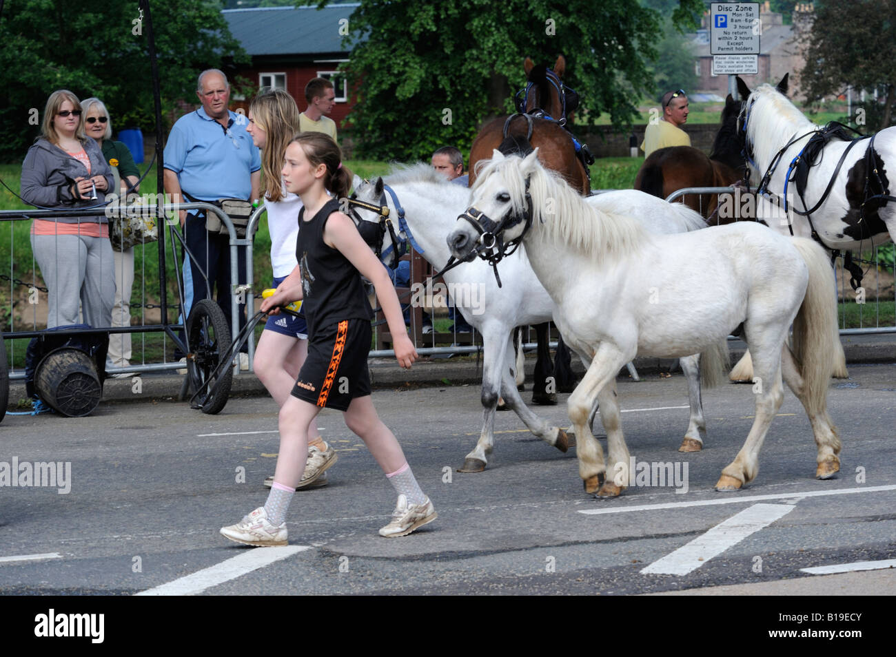Two gypsy traveller girls leading ponies. Appleby Horse Fair. Appleby-in-Westmorland, Cumbria, England, United Kingdom, Europe. Stock Photo