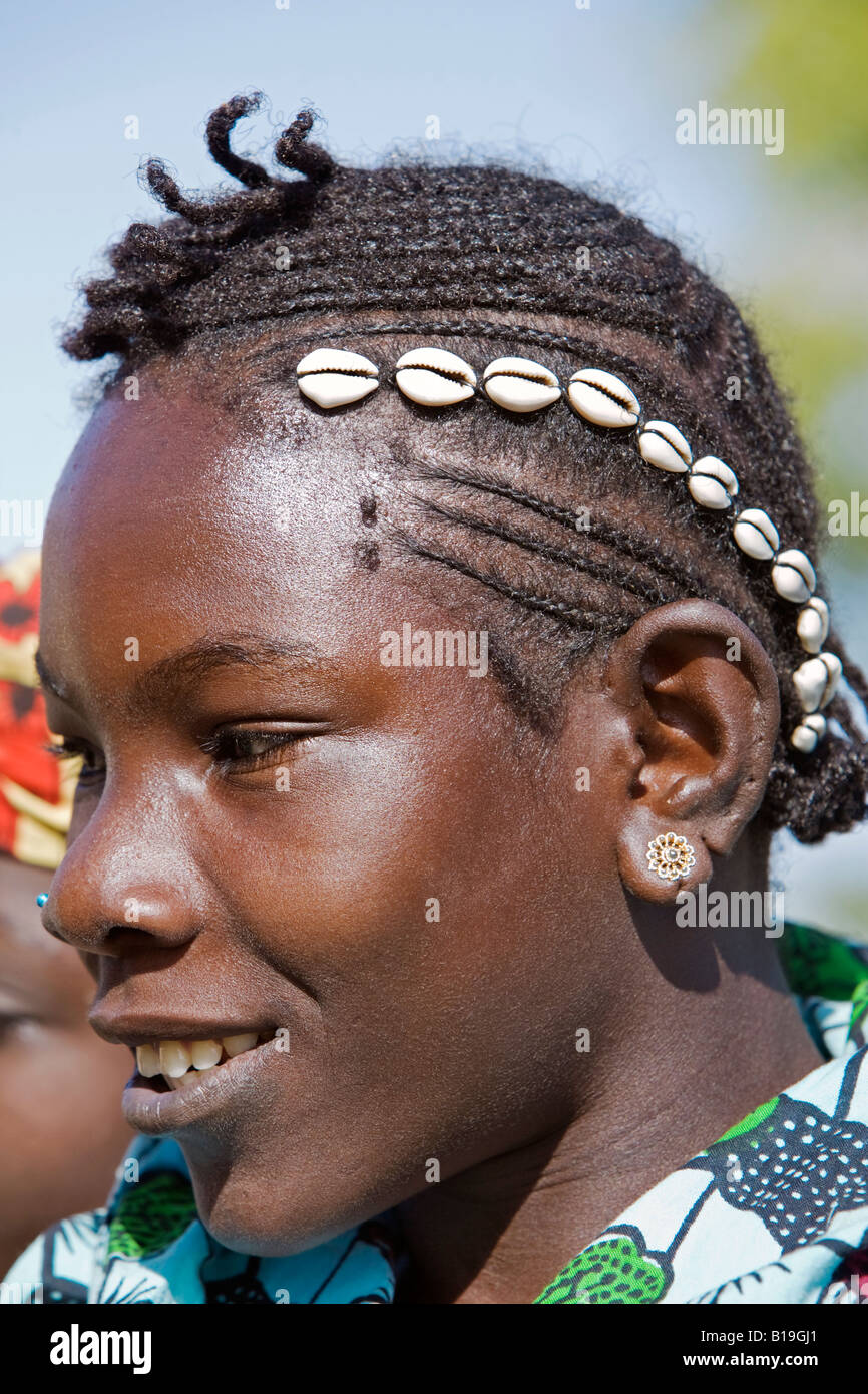 Mali, Tupe, Niger Inland Delta. A Songhay girl with cowries attached to her  attractively braided hair at Tupe Stock Photo - Alamy