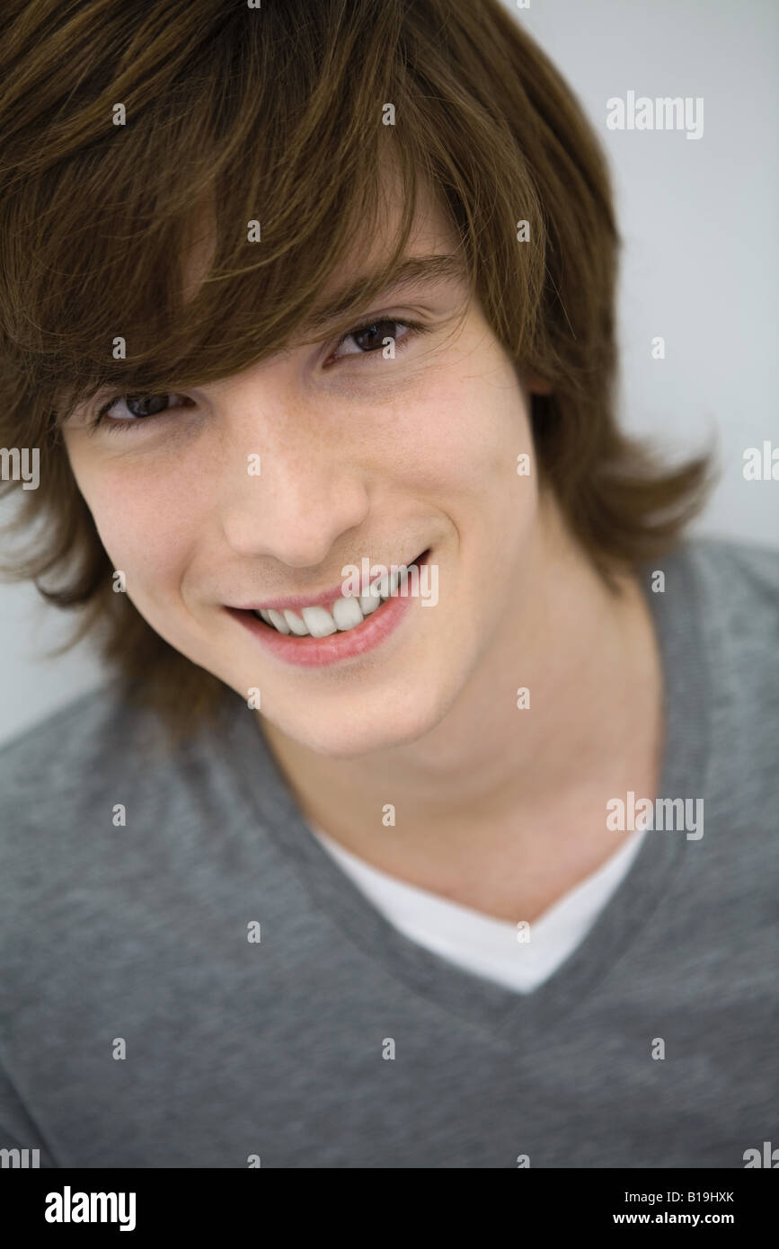 Young man smiling at camera, portrait Stock Photo - Alamy