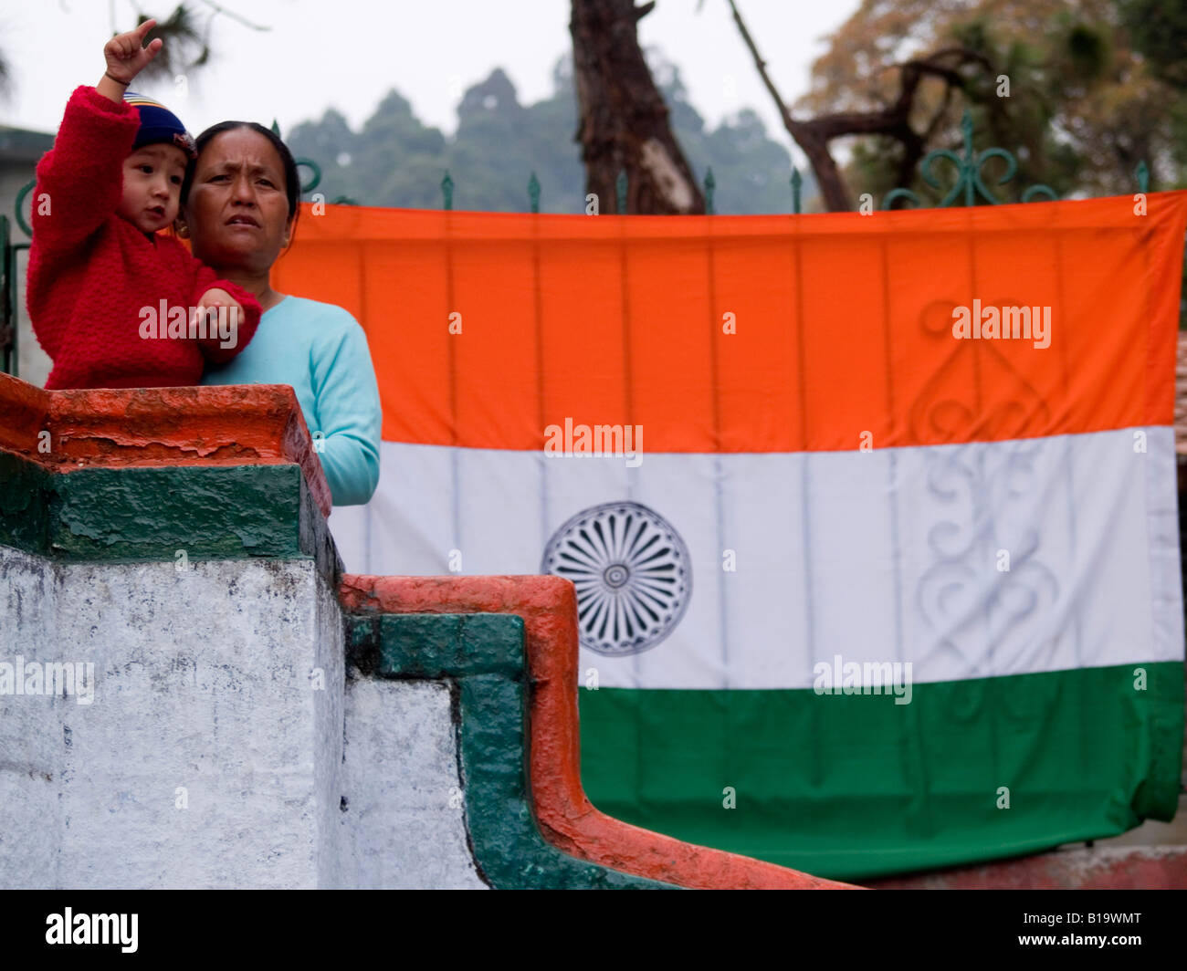 mother and child under the Indian flag in Darjeeling Stock Photo