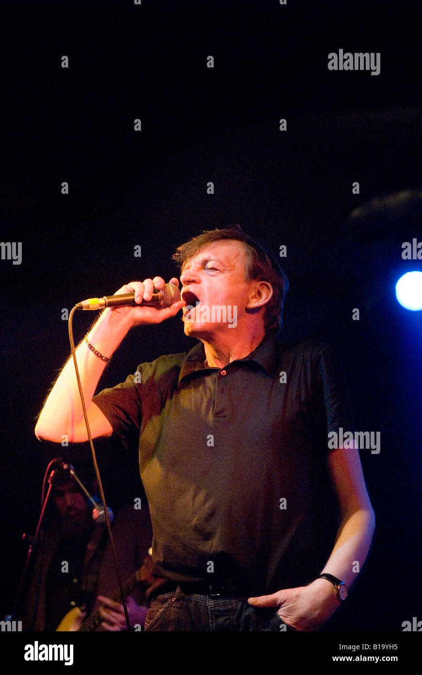 Mark E Smith singing with the Fall on his 50th birthday, Robin2 Club, Wolverhampton, UK, March 2007 Stock Photo