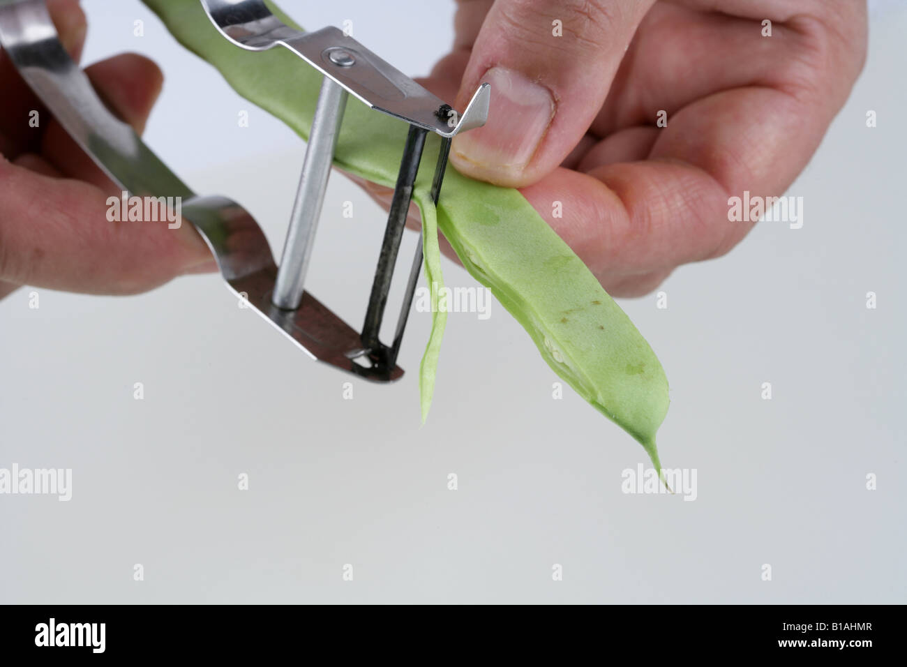 Cleaning green beans Stock Photo Alamy