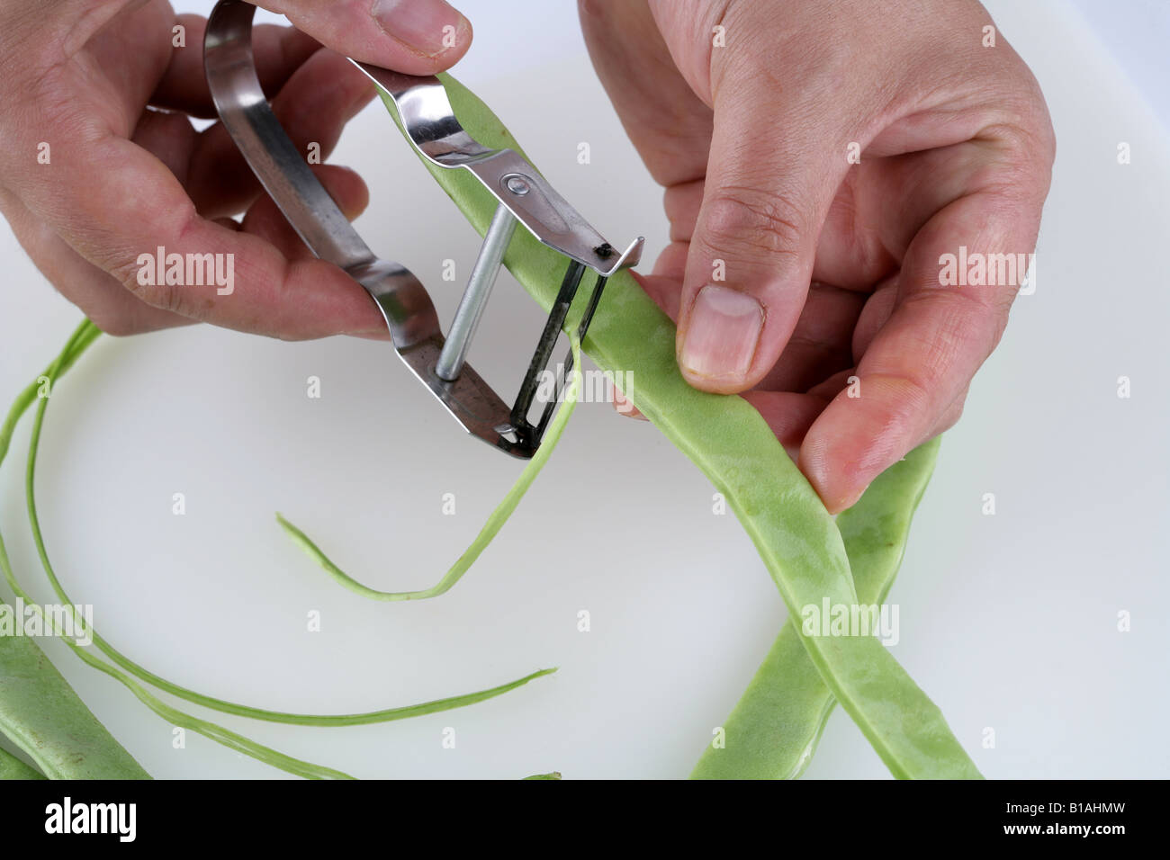 Cleaning green beans Stock Photo Alamy