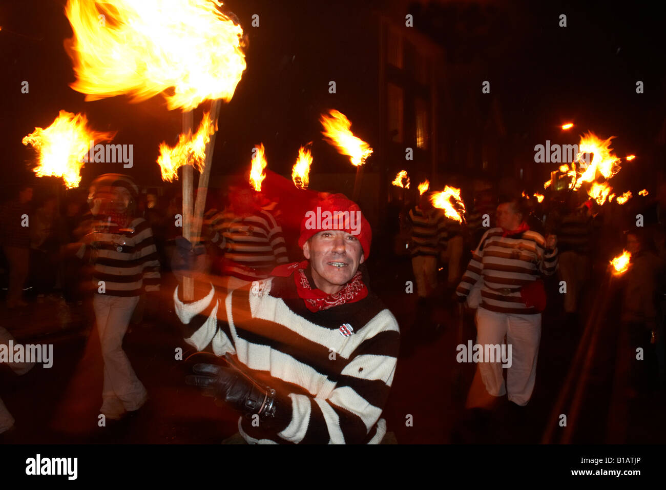Guy Fawkes night ( bonfire night ) , Lewes , Sussex , Uk Stock Photo ...