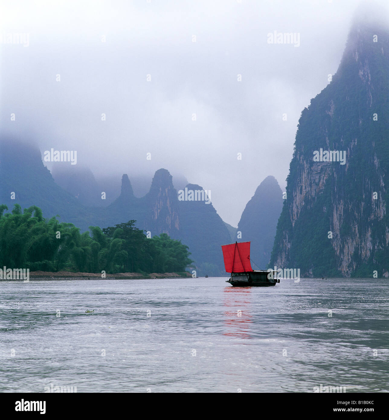 Chinese boat river hi-res stock photography and images - Alamy