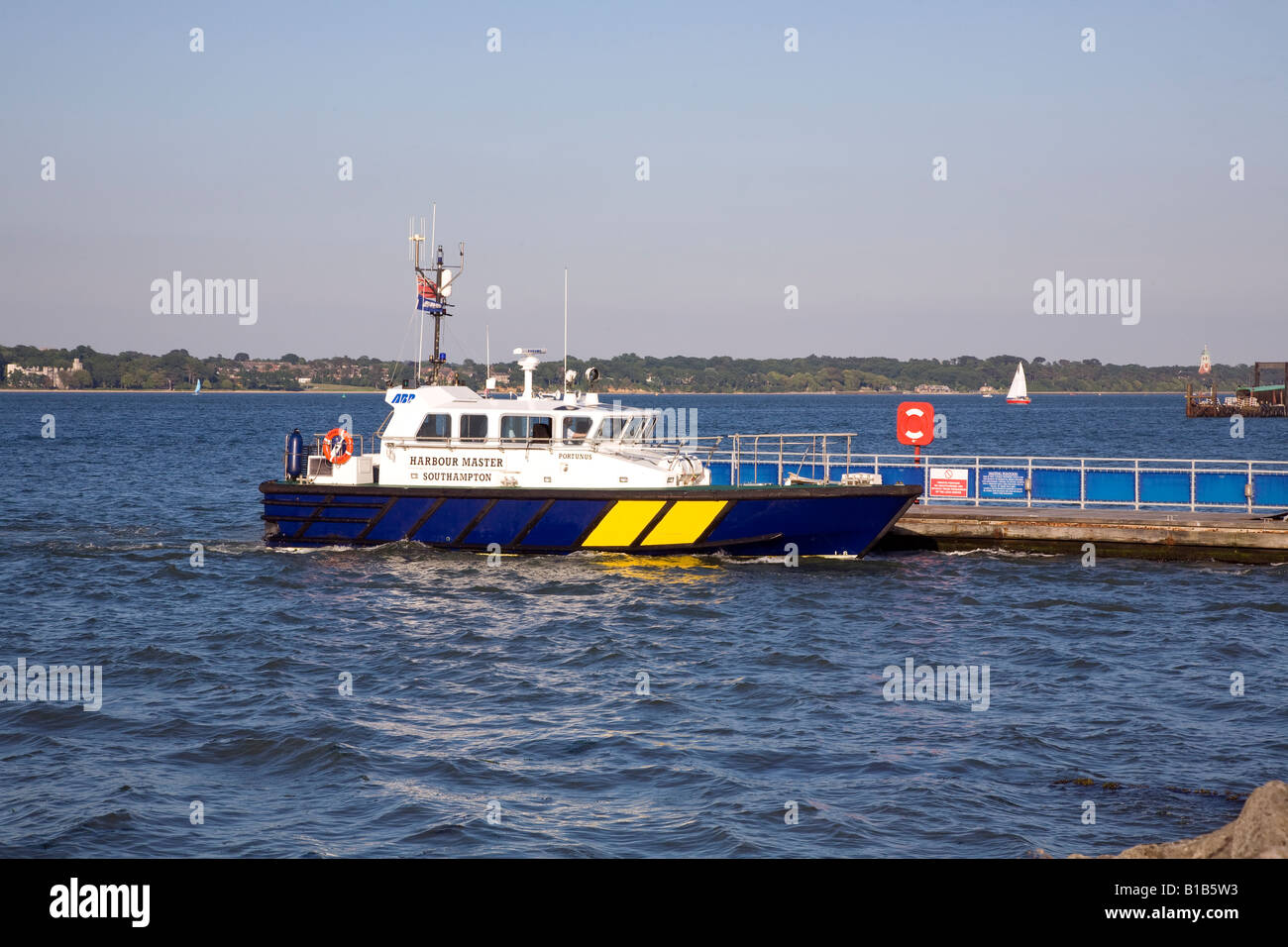 Workboat Alongside High Resolution Stock Photography and Images - Alamy