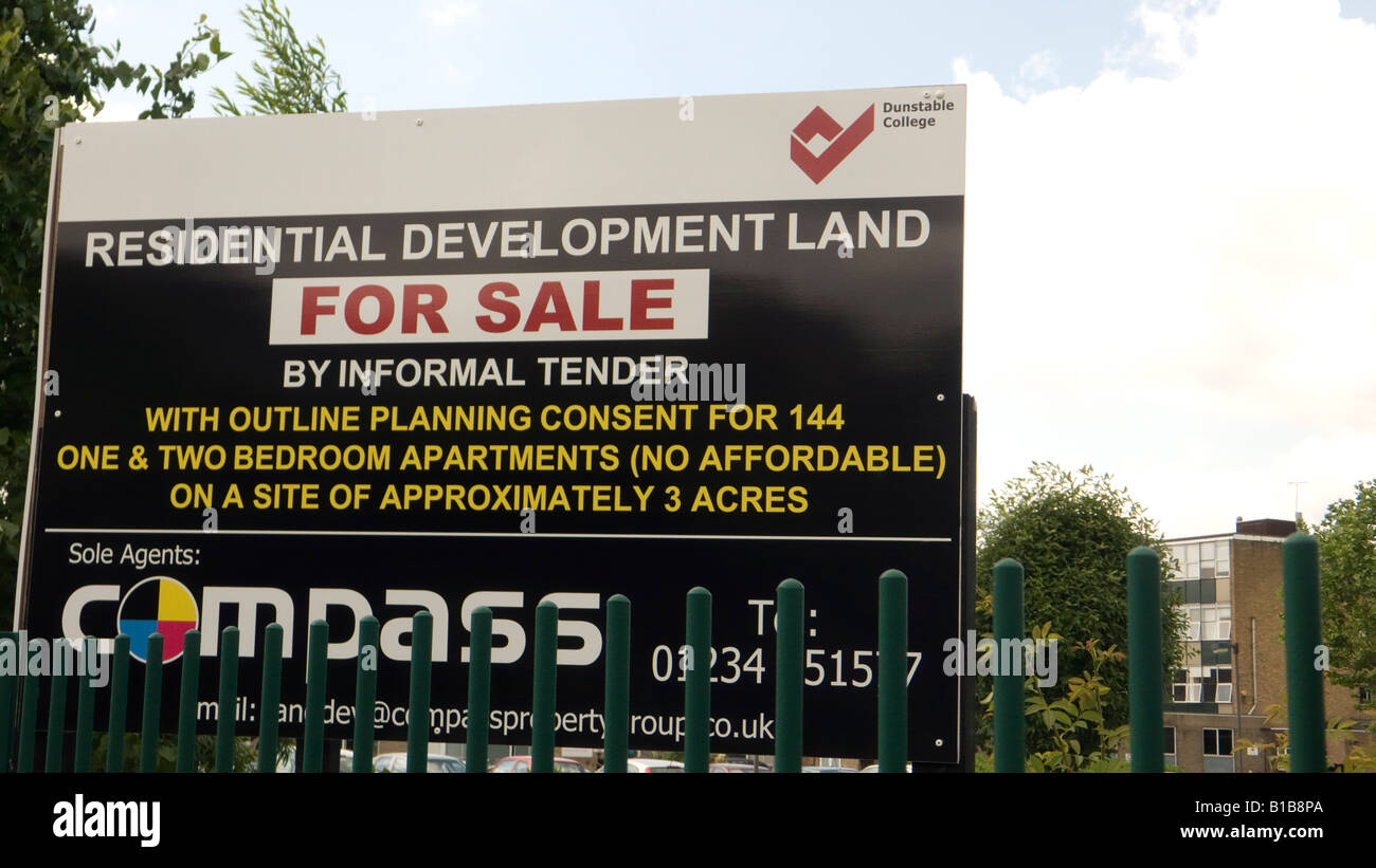 For sale sign at Dunstable College residential development land for sale by informal tender with outline planning permission con Stock Photo