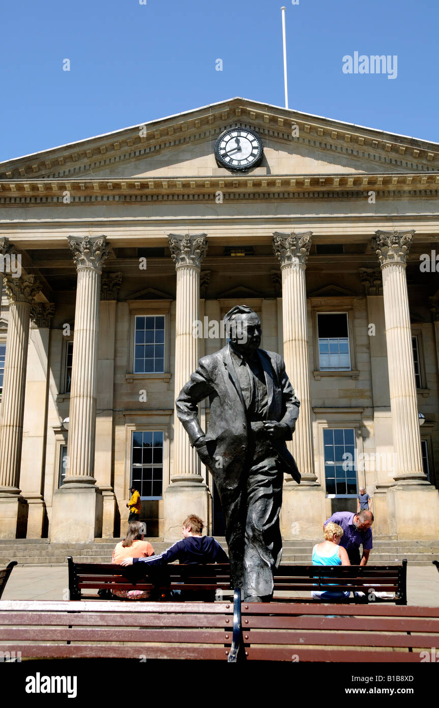 The entrance of the Victorian railway station with the statue of