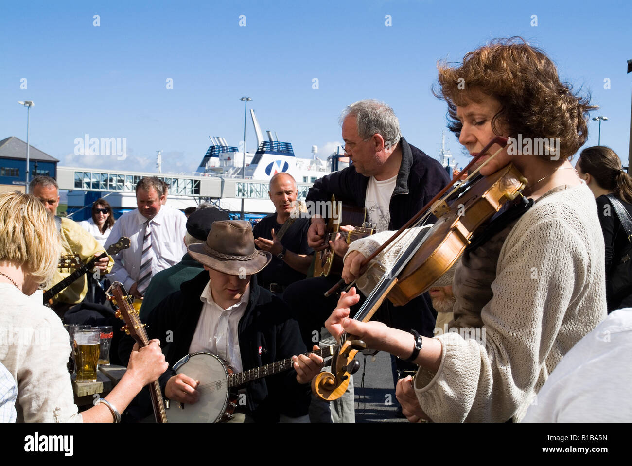 dh Folk Festival Music STROMNESS ORKNEY SCOTLAND Scottish Musicians playing instruments fiddler uk traditional fiddle player instrument festivals Stock Photo