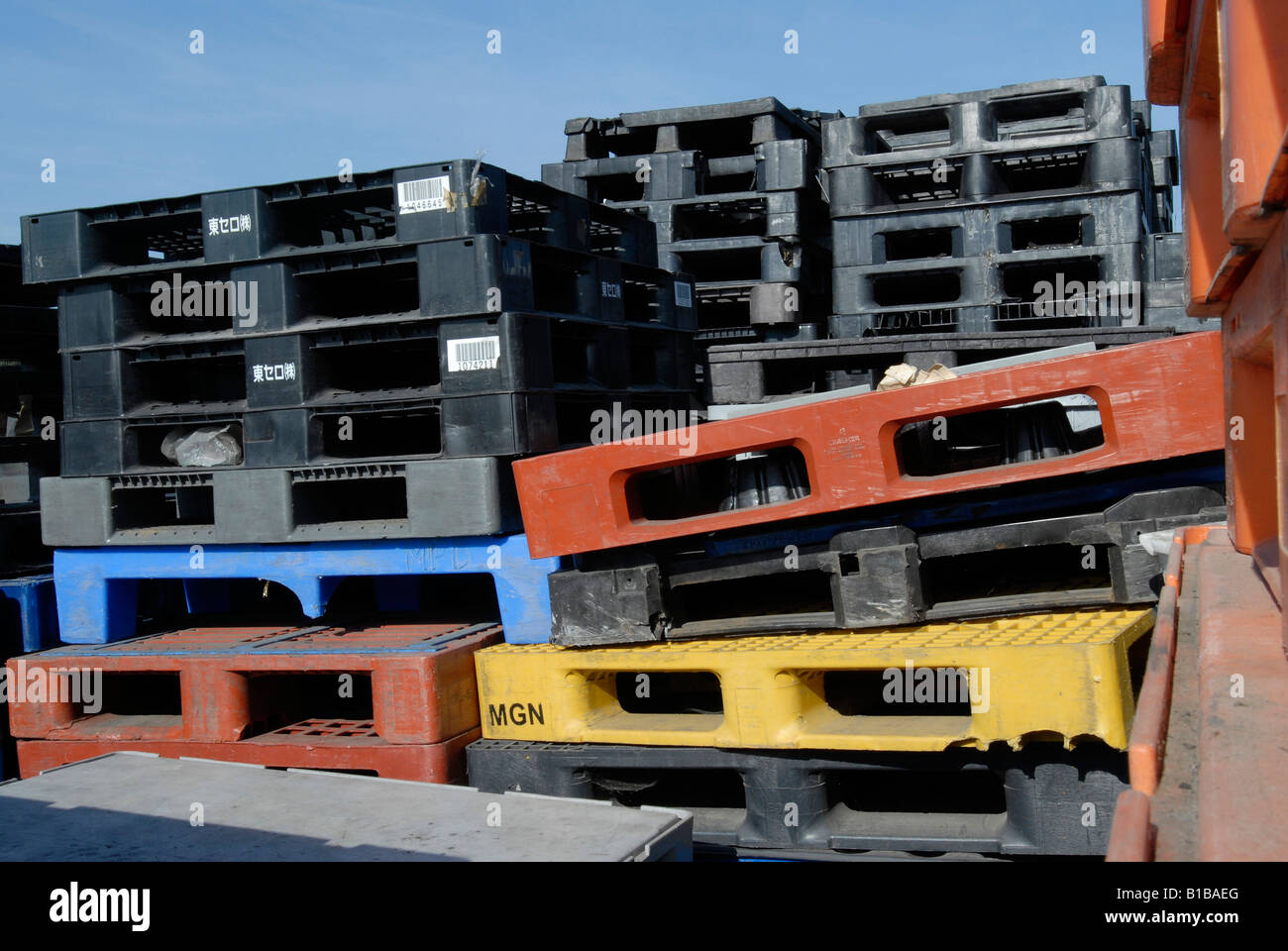 Stacks of plastic pallets awaiting recycling Stock Photo - Alamy