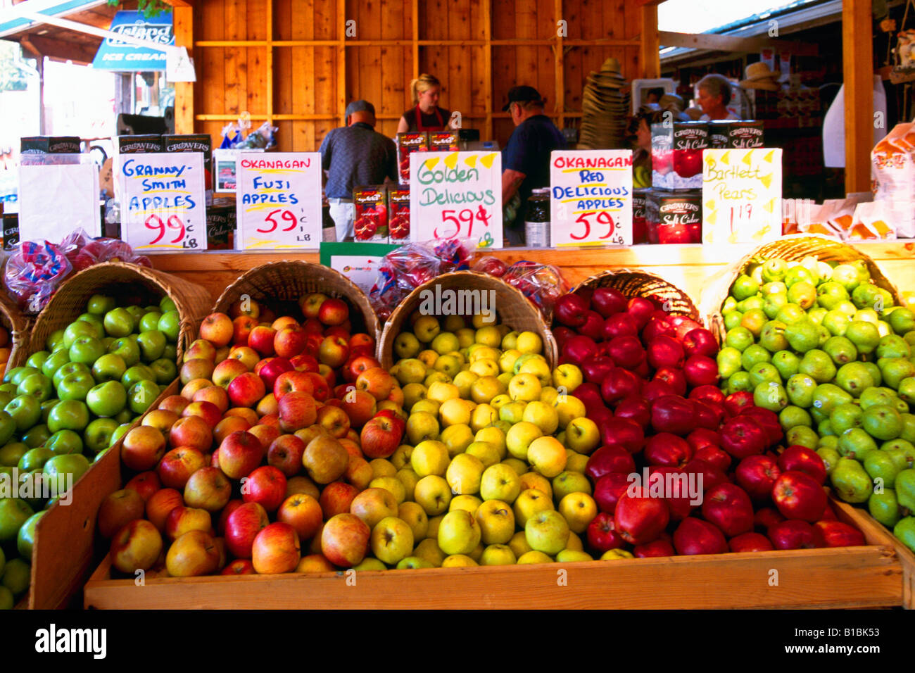 Duncan, Vancouver Island, BC, British Columbia, Canada - Farmer's Market, Fresh Local Apples and Fruit for sale Stock Photo
