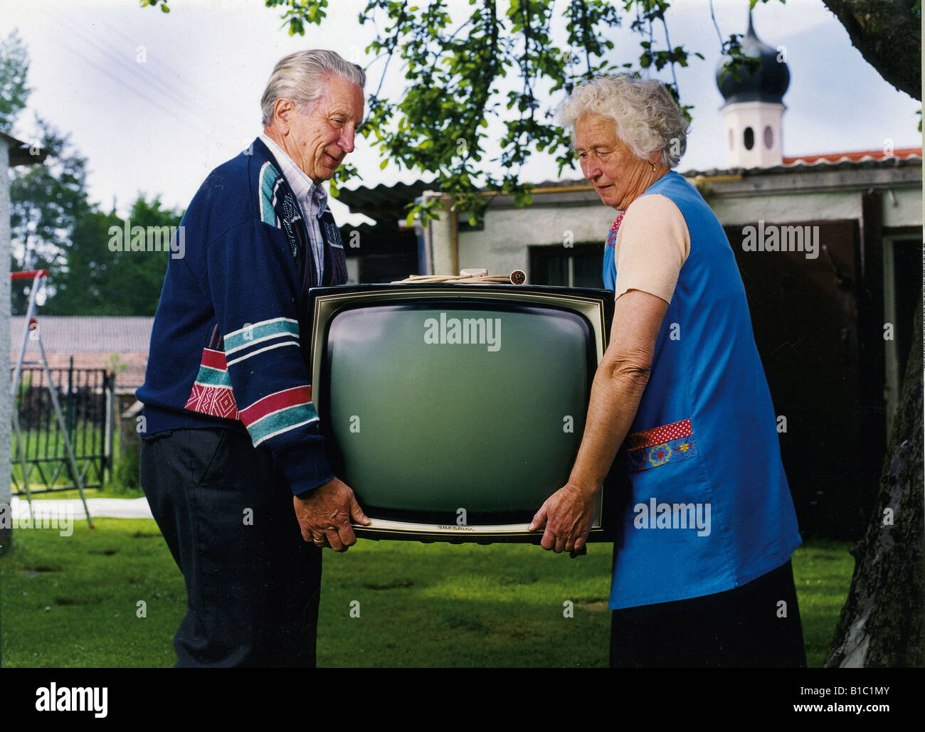 broadcast, television, viewers, couple carrying TV set typ Imperial