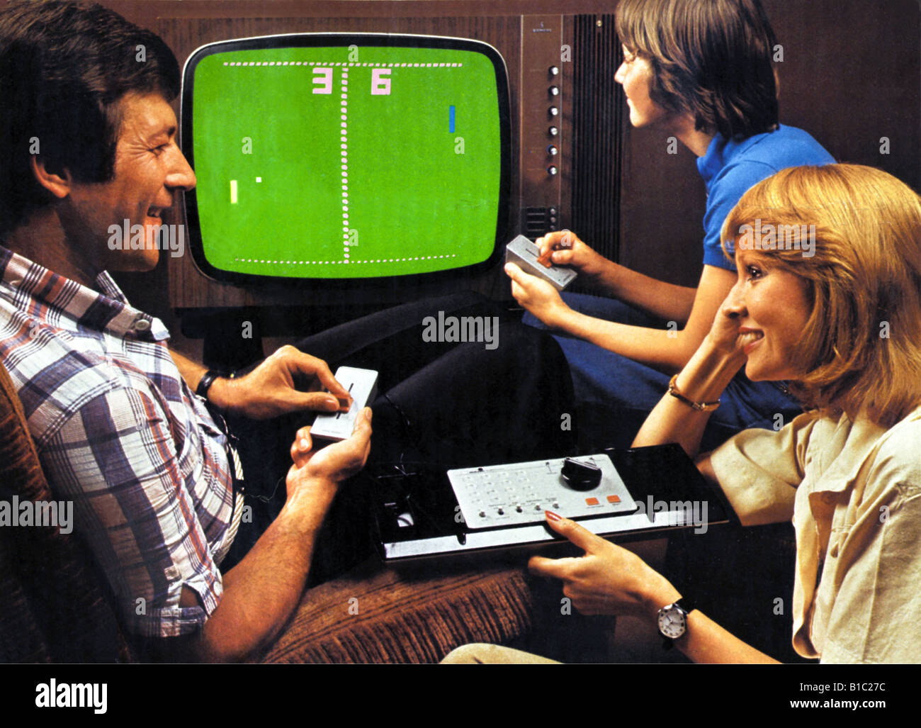 games, video games, pong, first video game, family is playing with Black Point Multicolor Type FS 1001 console, Germany, 1977, Stock Photo