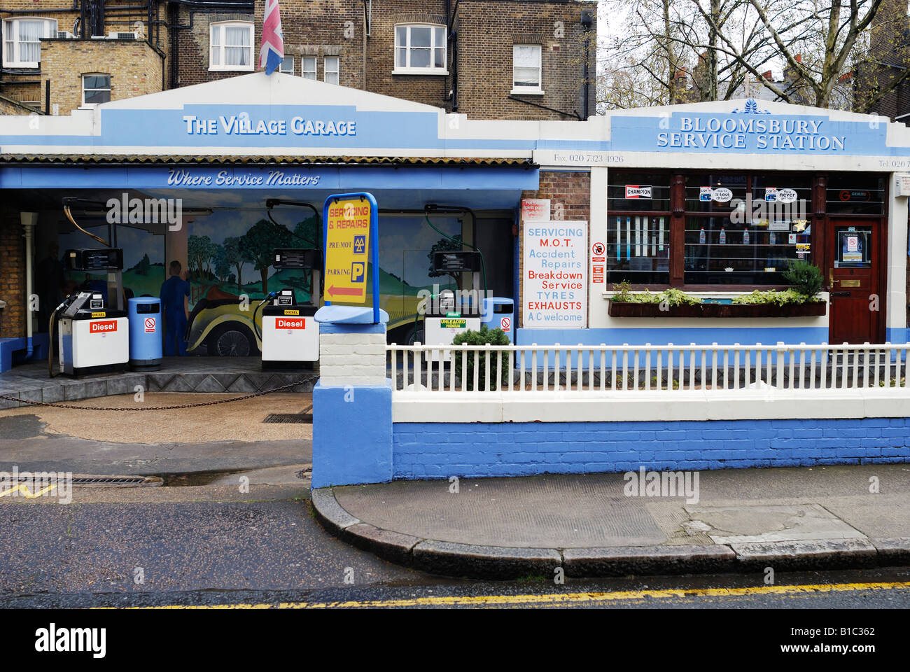 LONDON S OLDEST GARAGE FORECOURT SELLING PETROL SINCE 1926 EXPECTED TO CLOSE JUNE 2008 Stock Photo