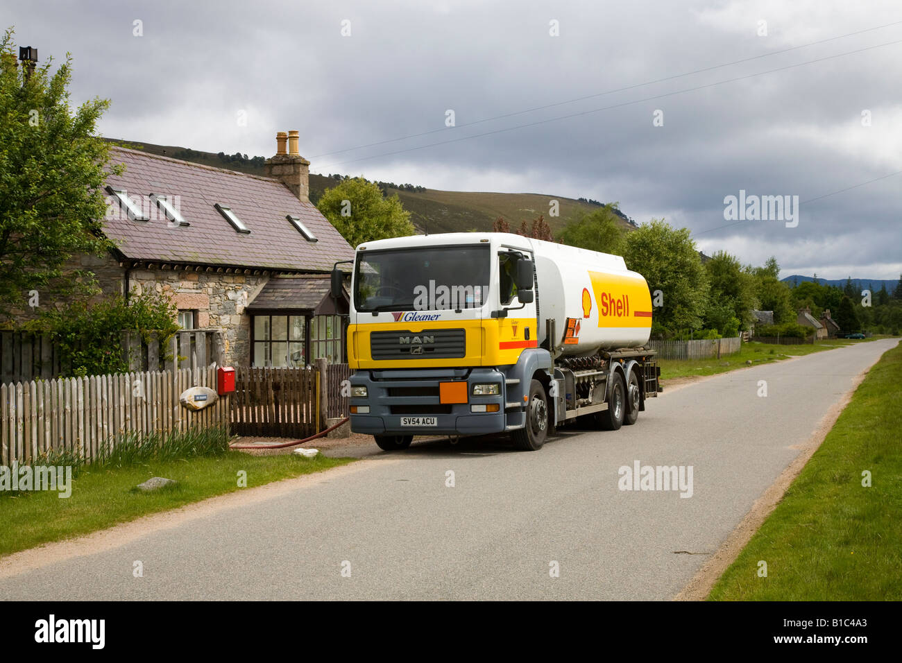 Shell tanker Scottish Rural heating Fuel Oil Delivery in Inverey, Braemar, Cairngorms National Park, Scotland, UK Stock Photo