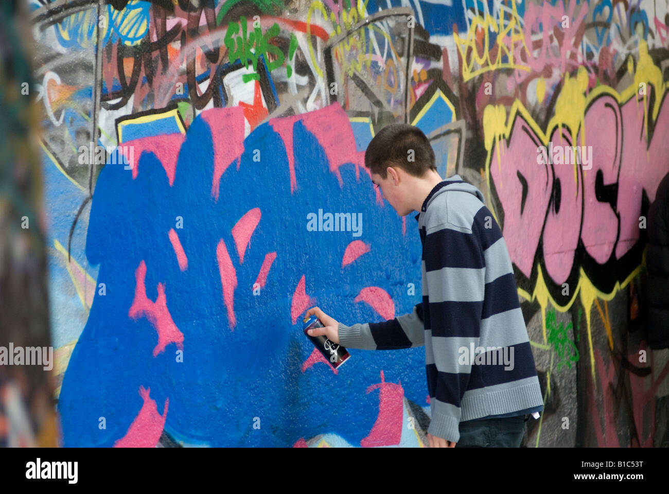 Graffiti artist using a spray can hi-res stock photography and images ...