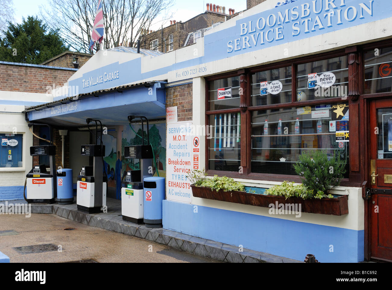 LONDON'S OLDEST GARAGE FORECOURT SELLING PETROL SINCE 1926 EXPECTED TO CLOSE JUNE 2008 Stock Photo