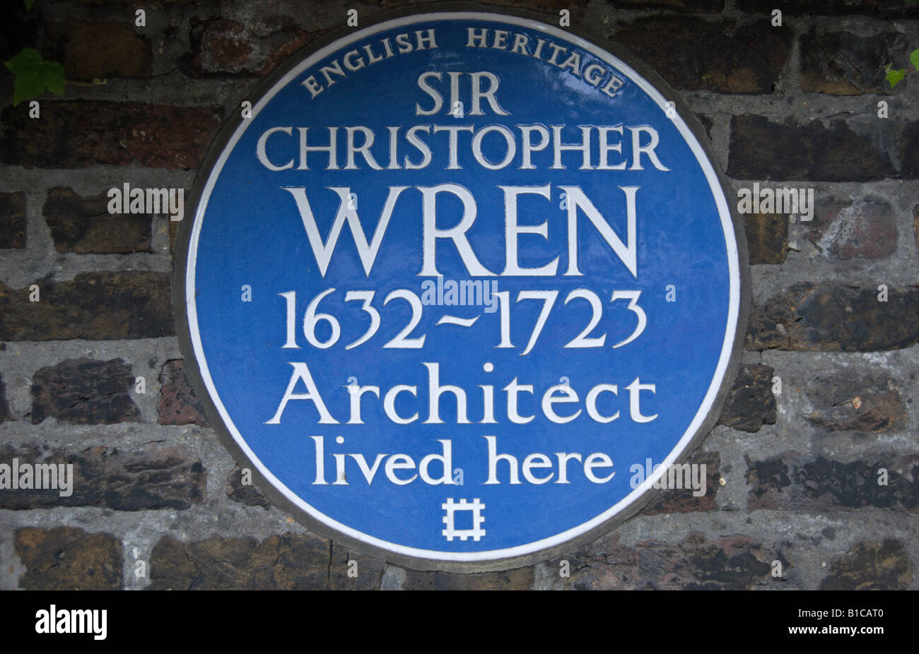 english heritage blue plaque marking a former residence near hampton court palace of architect sir christopher wren Stock Photo