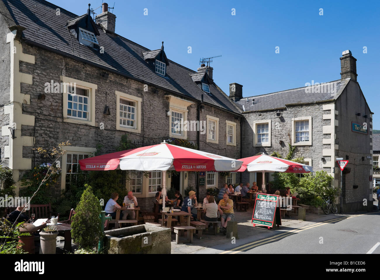 The Castle Pub, Castleton, Peak District, Derbyshire, England, United Kingdom Stock Photo