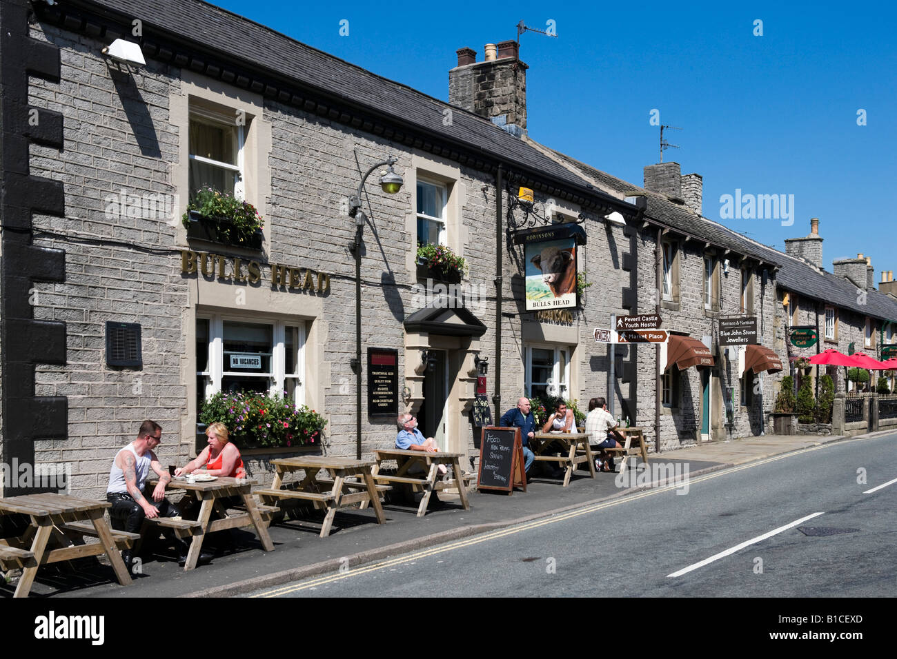 Bull's Head Pub on the High Street, Castleton, Peak District, Derbyshire, England, United Kingdom Stock Photo