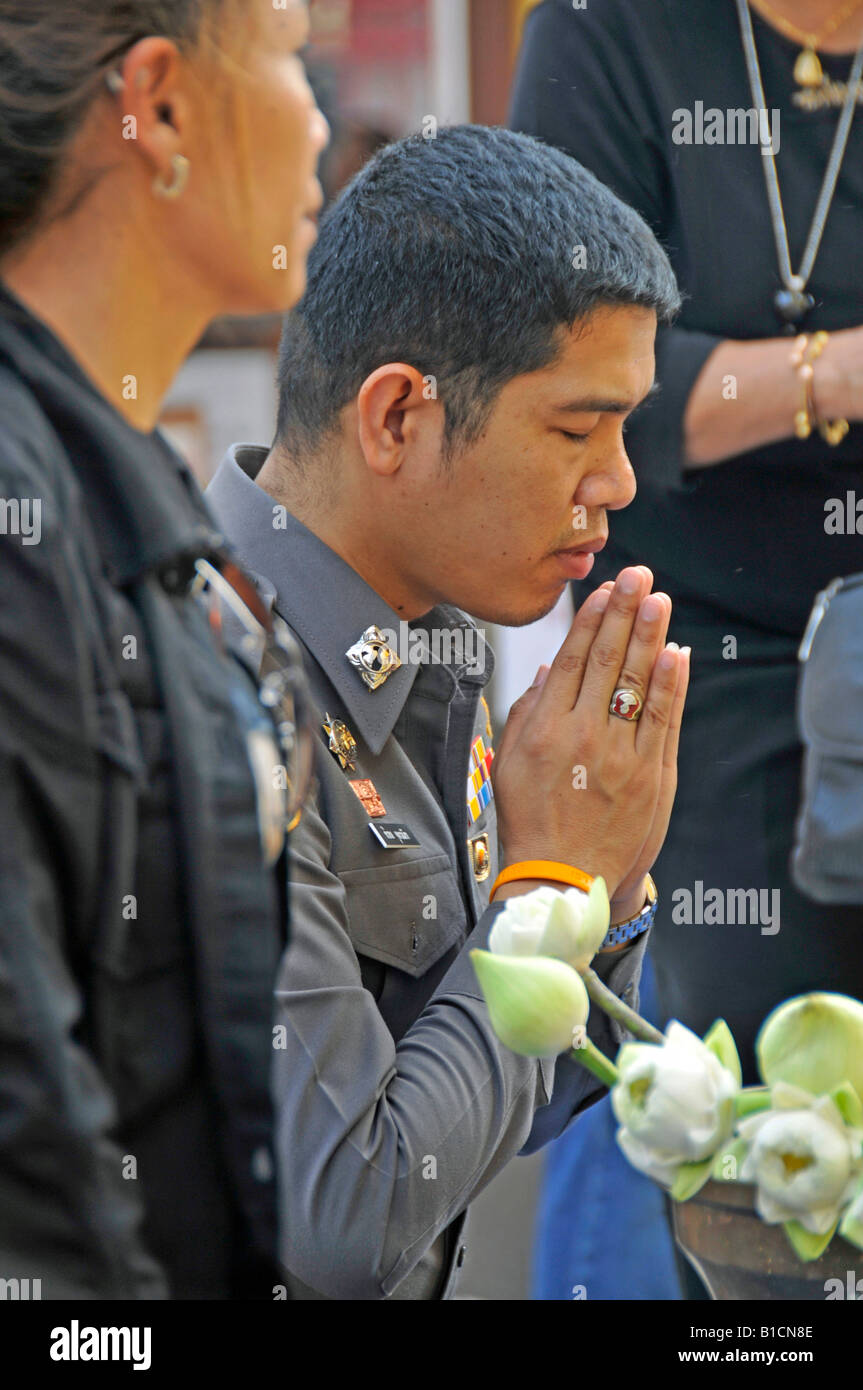 praying policeman, Wat Intrawihan, Thailand, Bangkok WaiGeste Stock