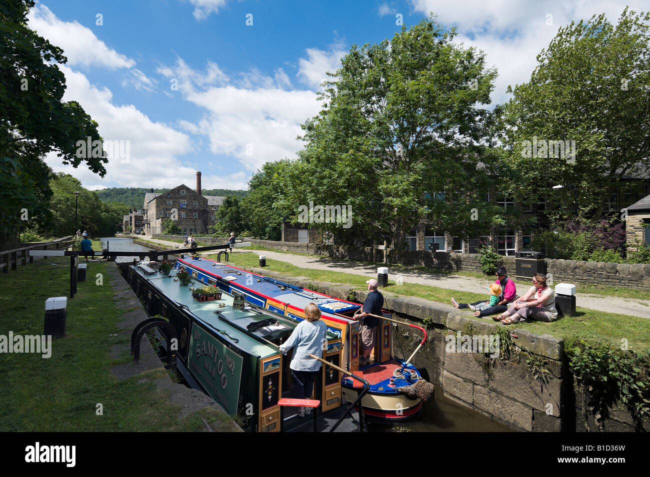 Narrow canal lock hi-res stock photography and images - Alamy