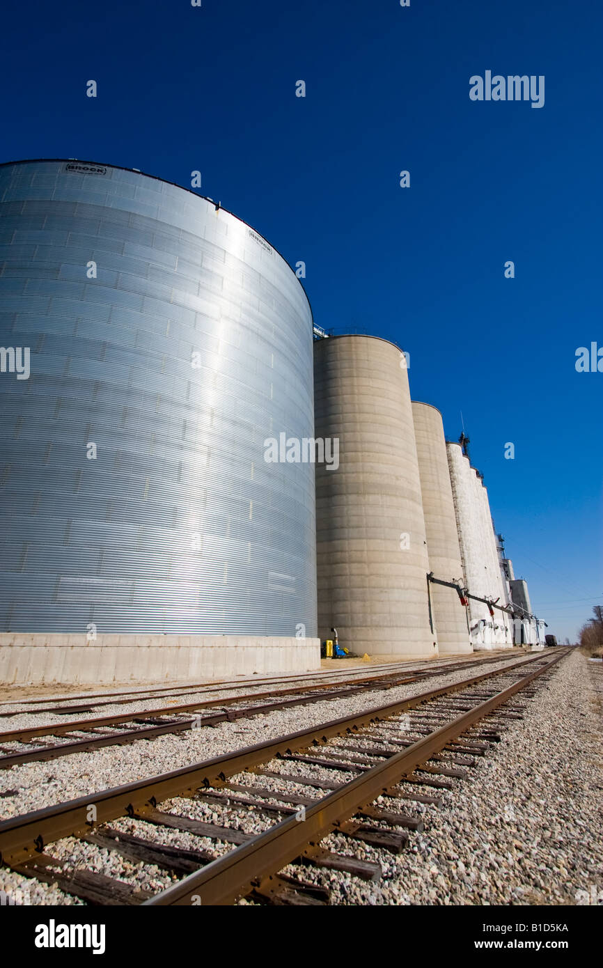 Grain silo railroad tracks hires stock photography and images Alamy