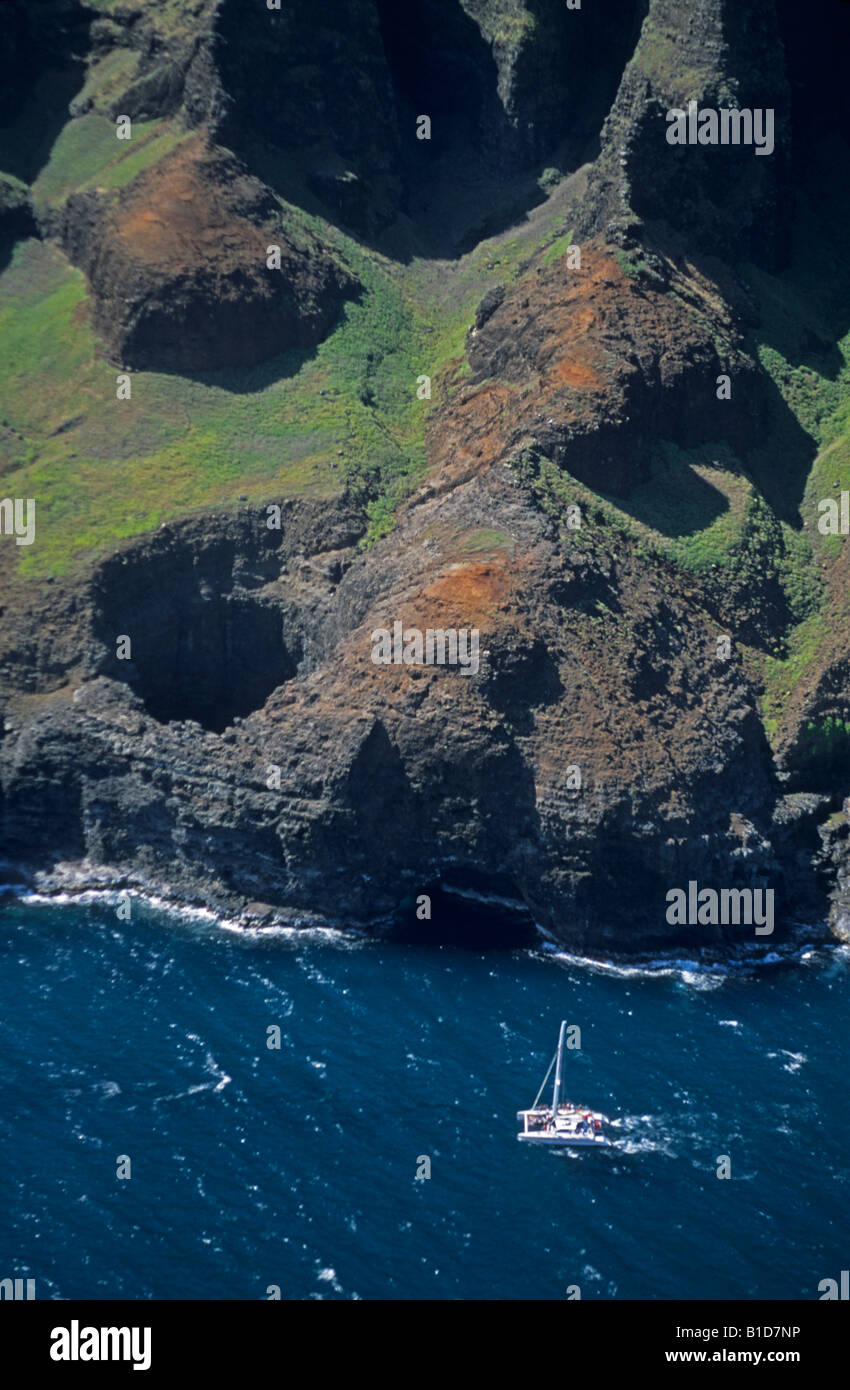 Catamaran sailing around the Na Pali coast, Kauai, Hawaii Stock Photo