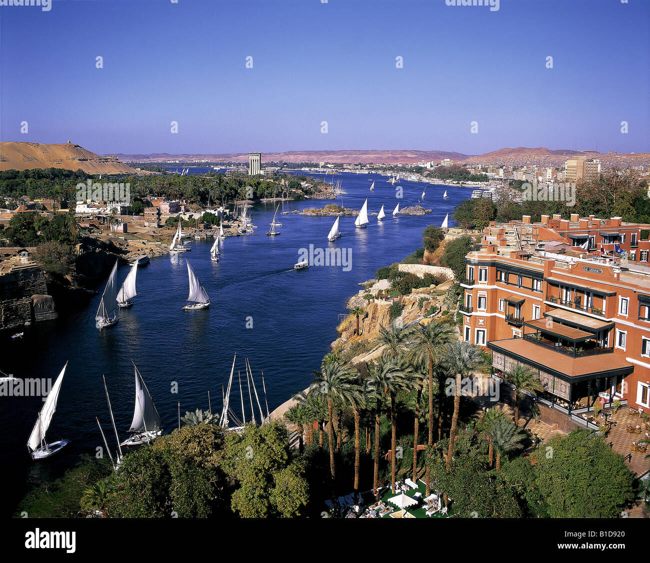 Old Cataract Hotel and feluccas on the Nile at Aswan Egypt Stock Photo