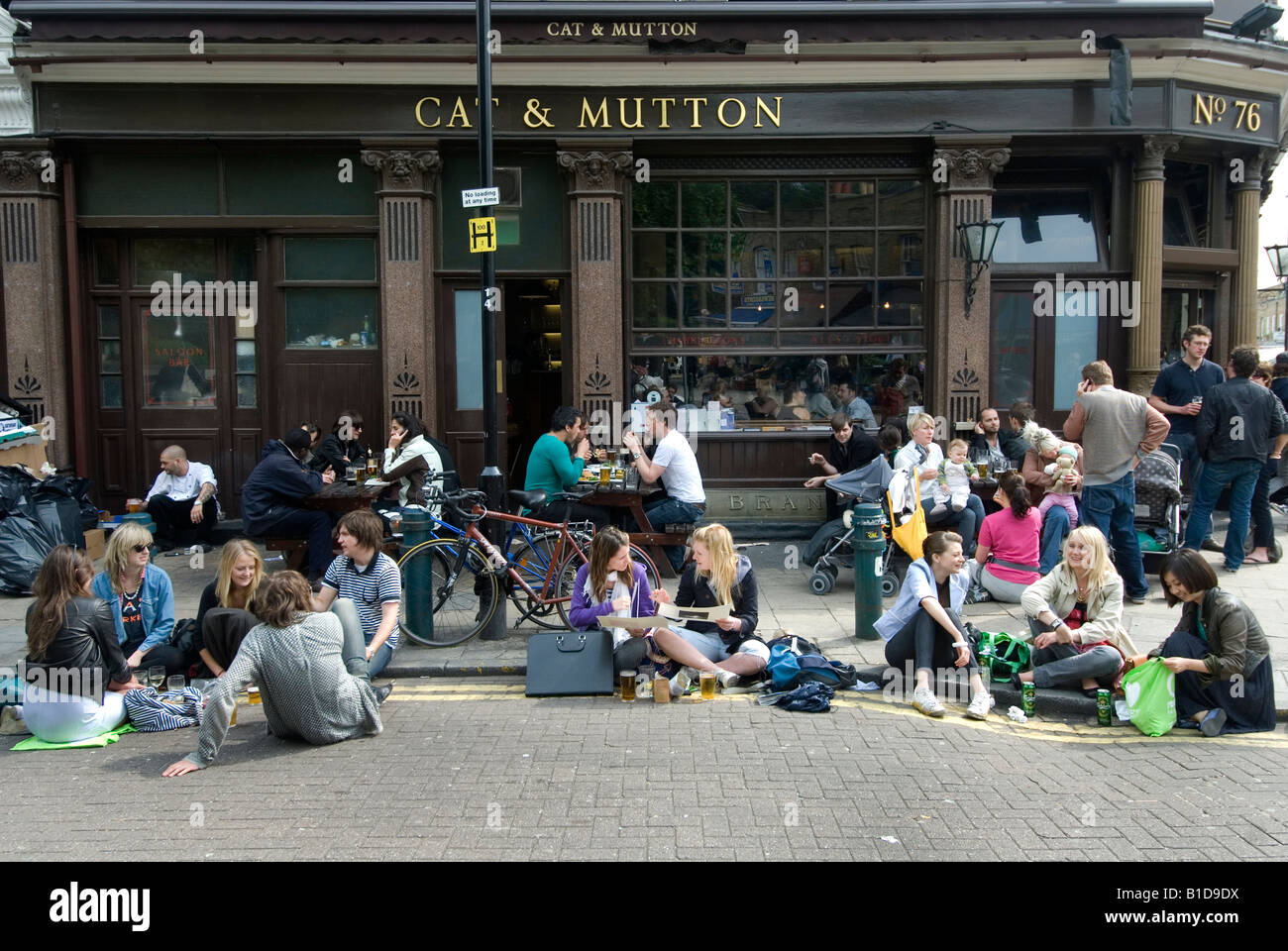 London Fields Drinkers in the sun outside the Cat and Mutton pub Stock Photo