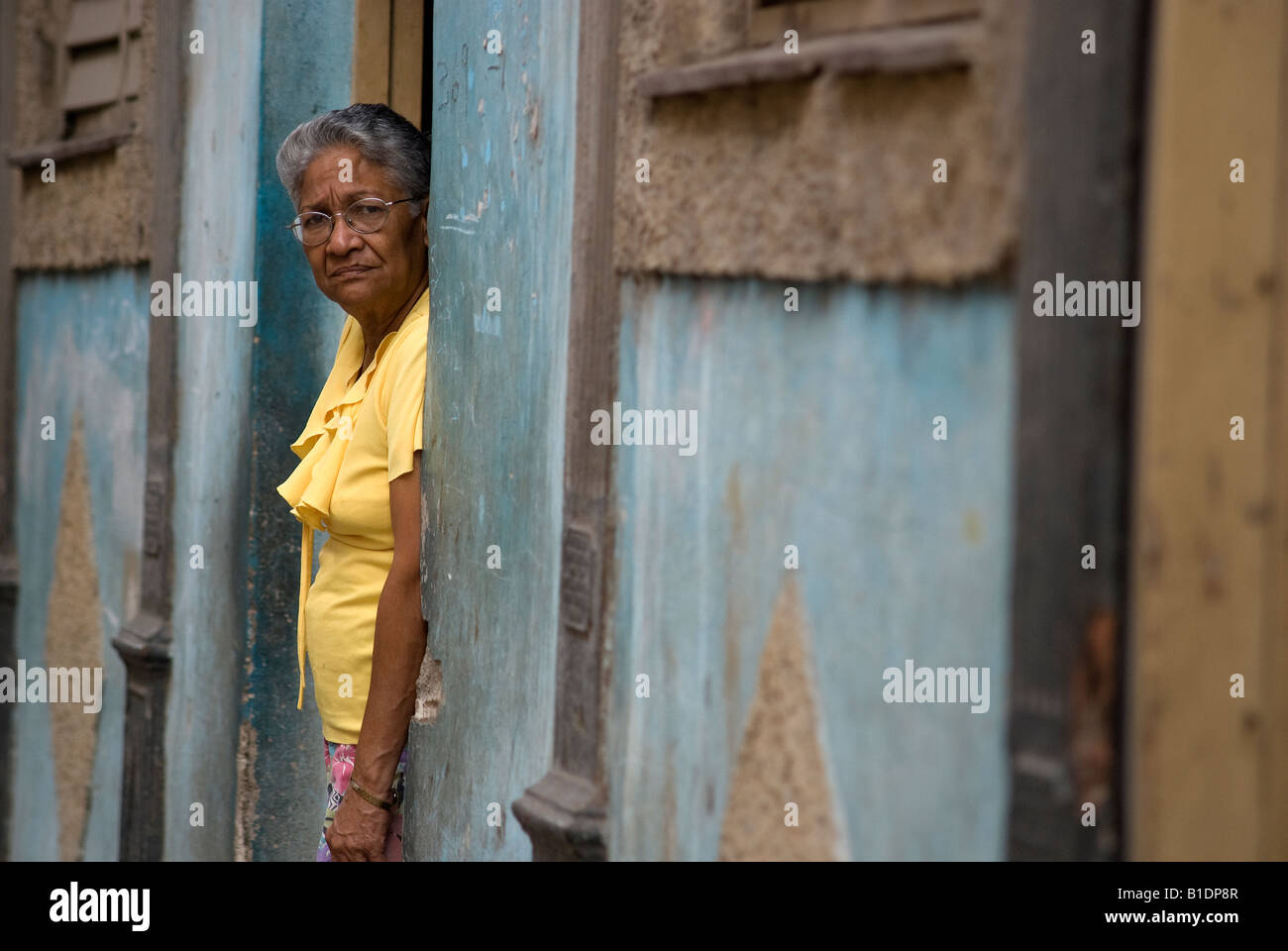 Old woman standing on the street in La Habana Vieja Stock Photo - Alamy