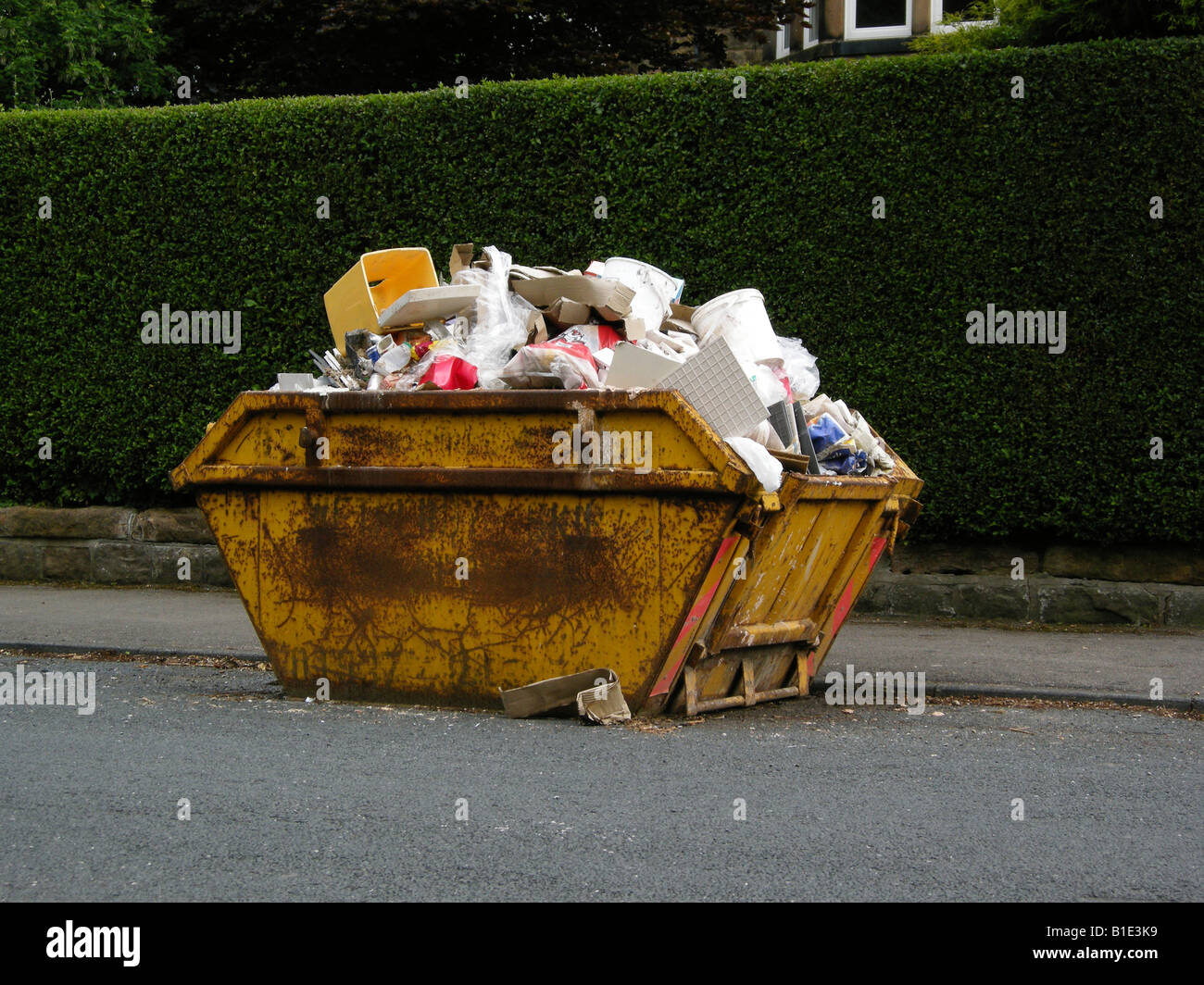 Overloaded skip hires stock photography and images Alamy