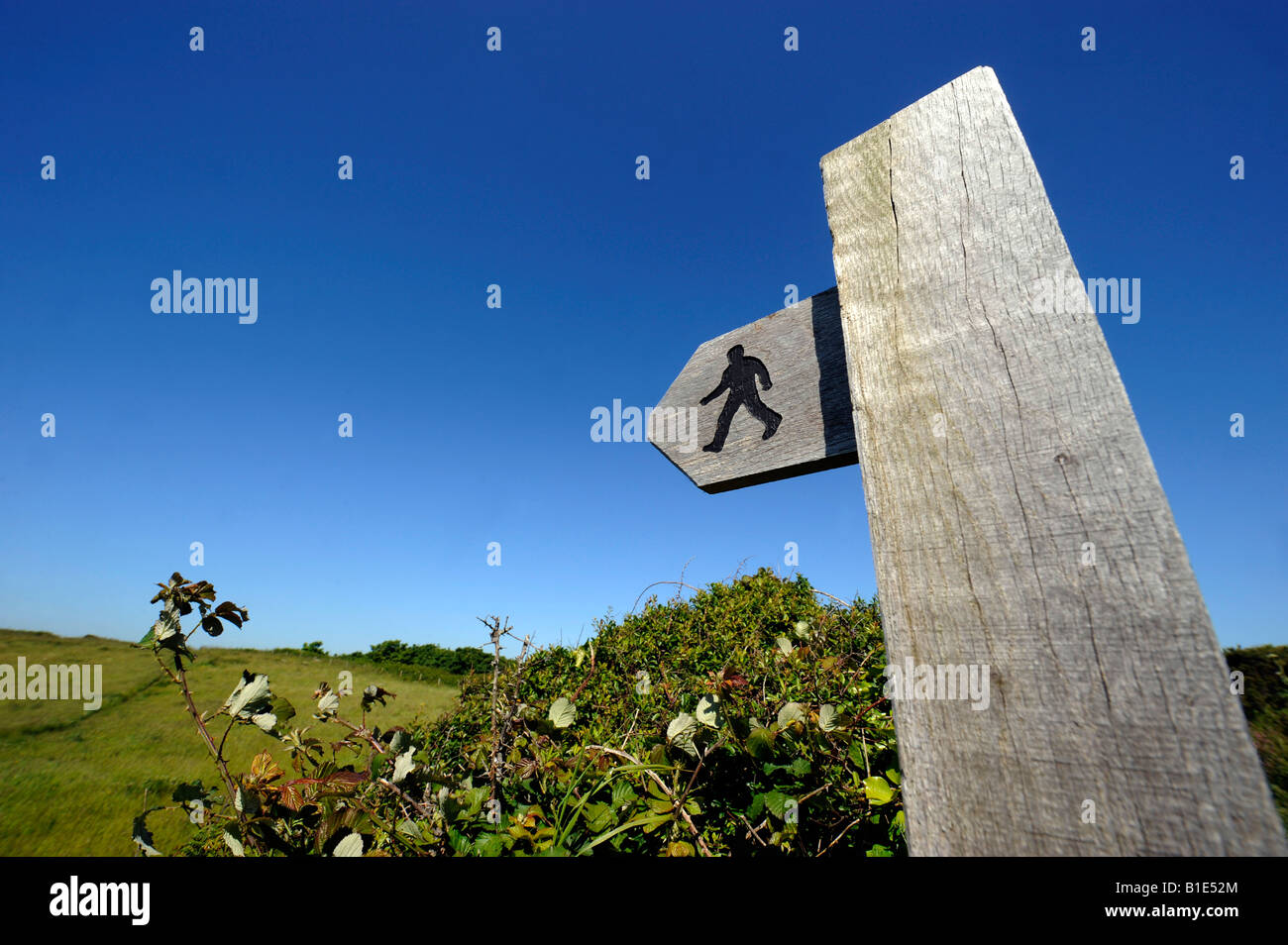A WOODEN PUBLIC FOOTPATH DIRECTION SIGN RE RIGHT OF WAY RE RIGHTS WALKERS WALKING RAMBLERS COASTAL PATHS EXERCISE FITNESS UK Stock Photo