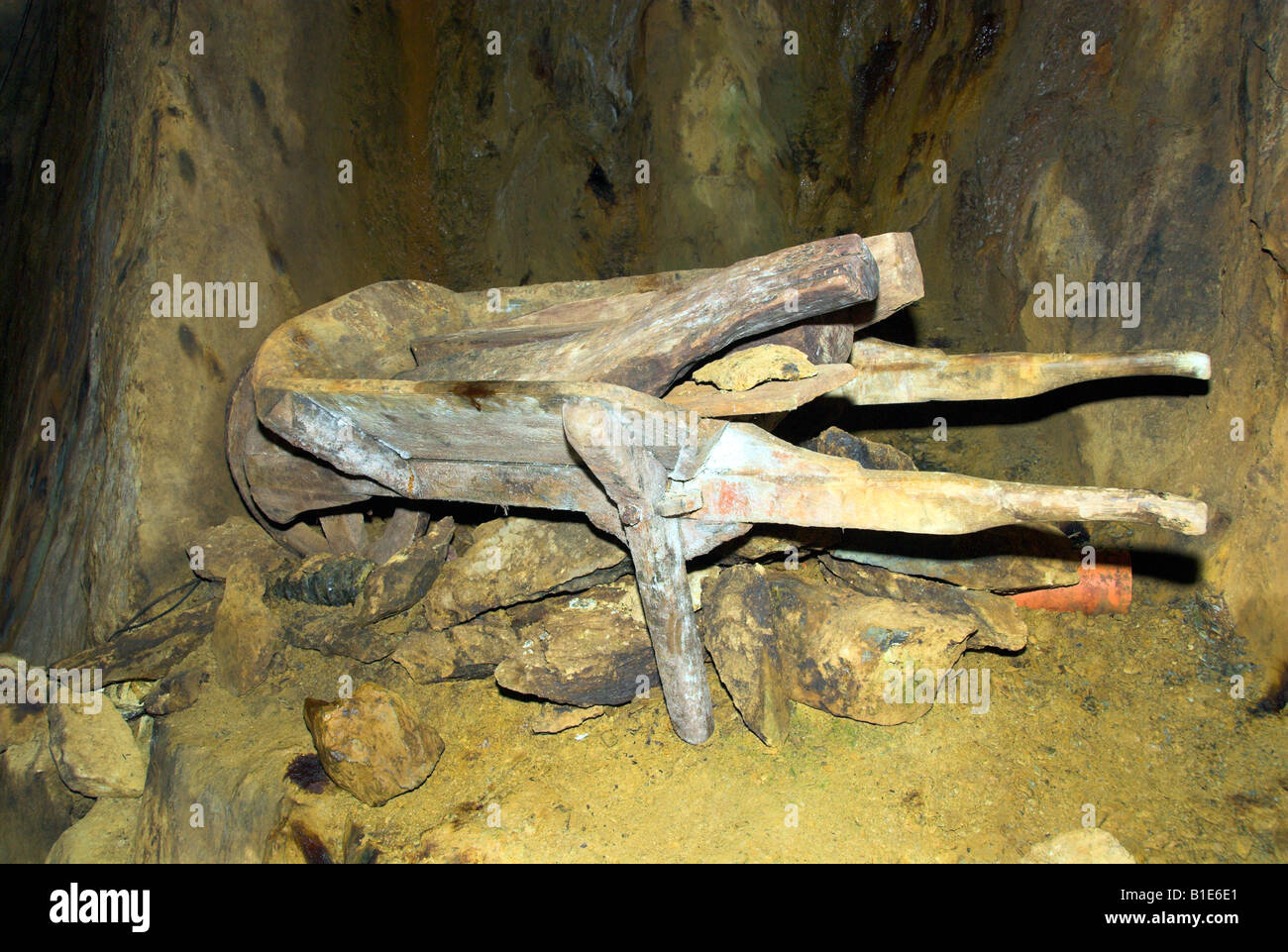 Old Wooden Whelbarrow Sygun Cooper Mine North Wales Stock Photo