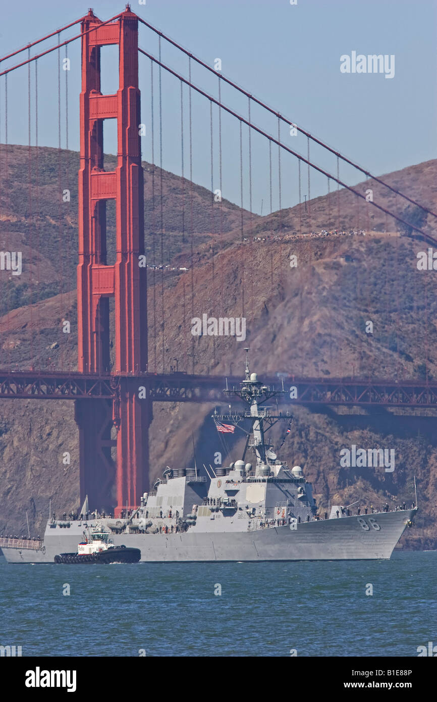 USS Shoup passing under Golden Gate bridge, San Francisco Stock Photo