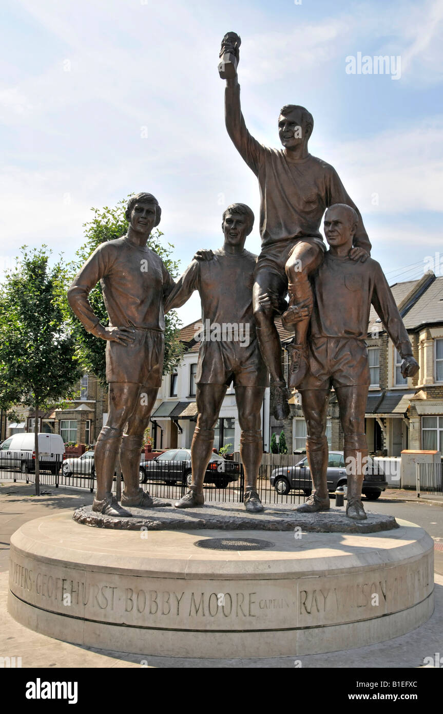 World Cup Sculpture featuring Bobby Moore with the World Cup trophy and some of his team mates Stock Photo