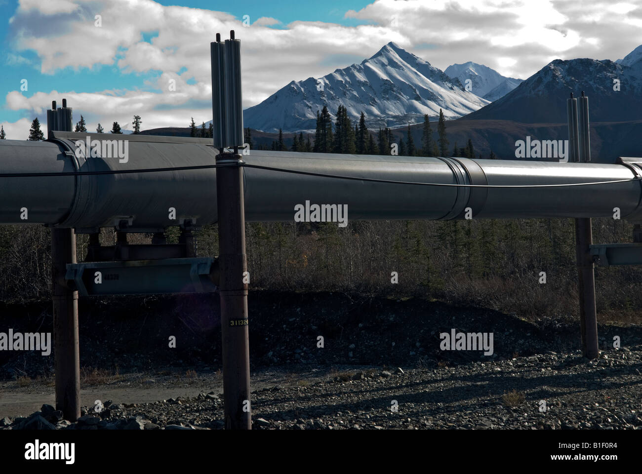 Alaska oil pipeline between Prudhoe Bay and Valdez Stock Photo