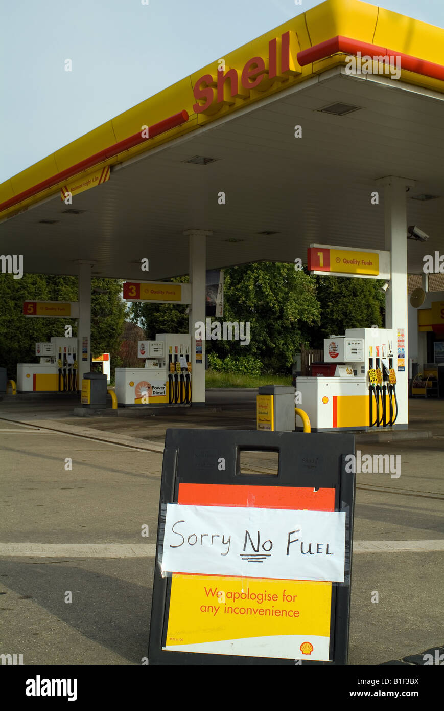 empty shell petrol filling station with no fuel Stock Photo