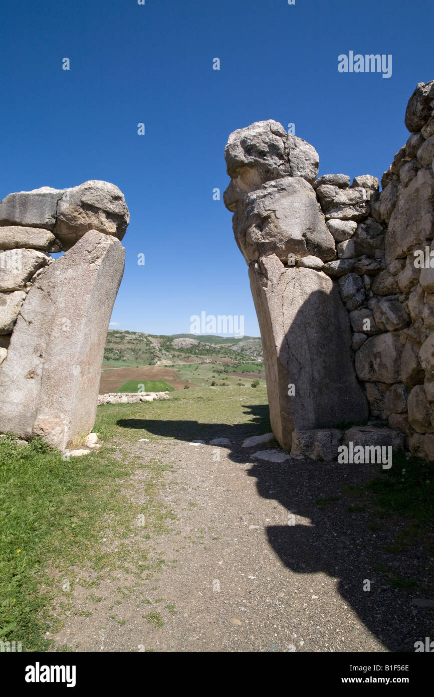 Vista Lateral Do Portão De Esfinge Em Hattusa, Uma Cidade Antiga Localizada  Perto De Bogazale Moderno Na Província Do Coro De Turk Foto de Stock -  Imagem de escultura, pedra: 255079190