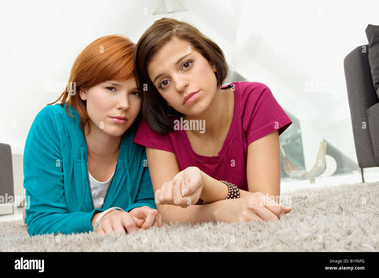 Two girls side by side serious hi-res stock photography and images - Alamy