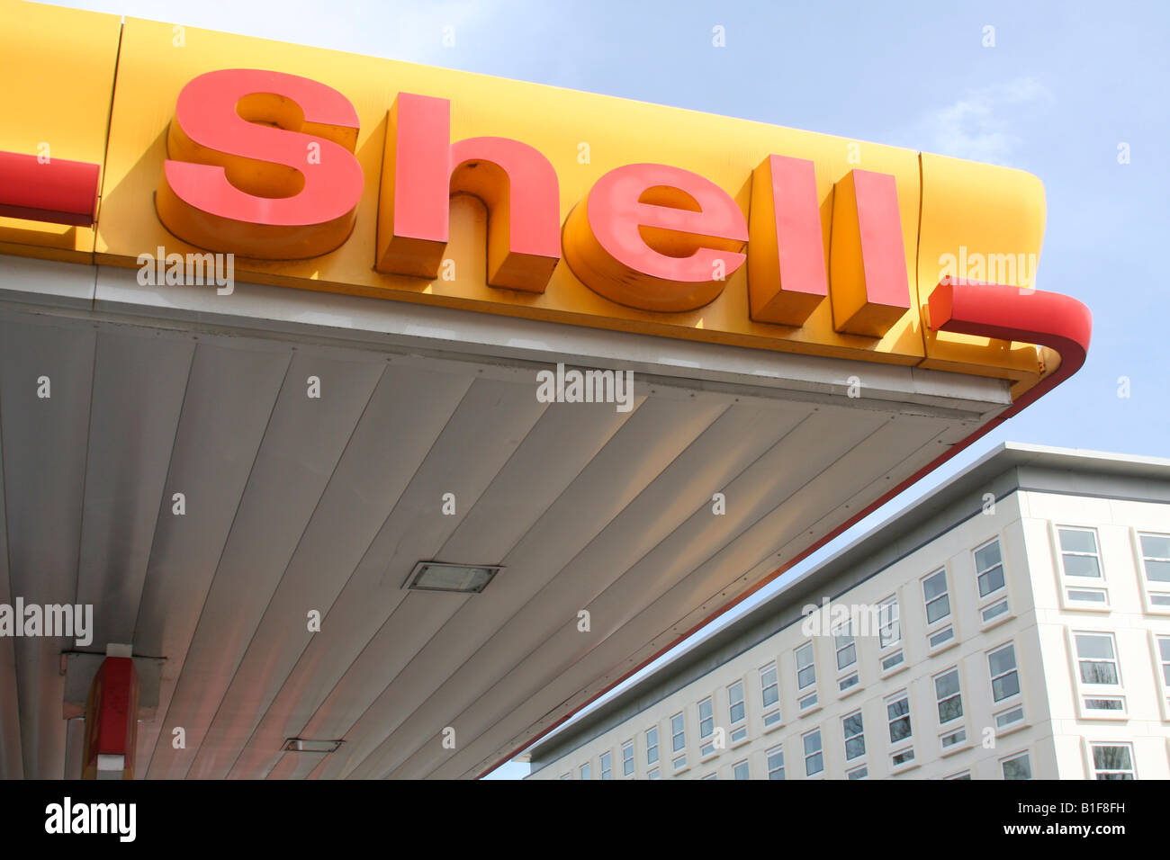 'shell garage' petrol hires stock photography and images Alamy
