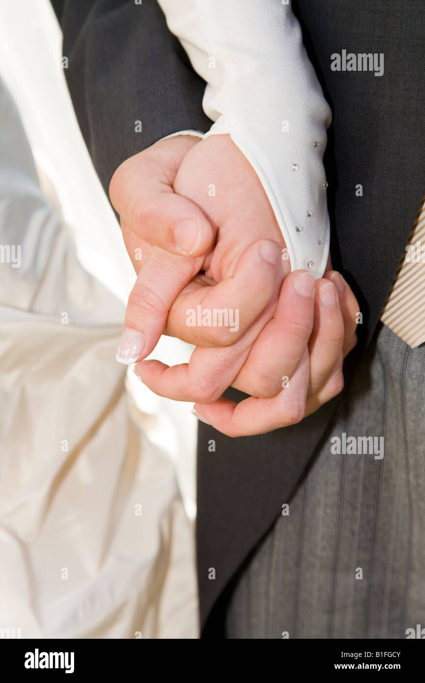Brautpaar hält dich die Hände während der Hochzeit Stock Photo