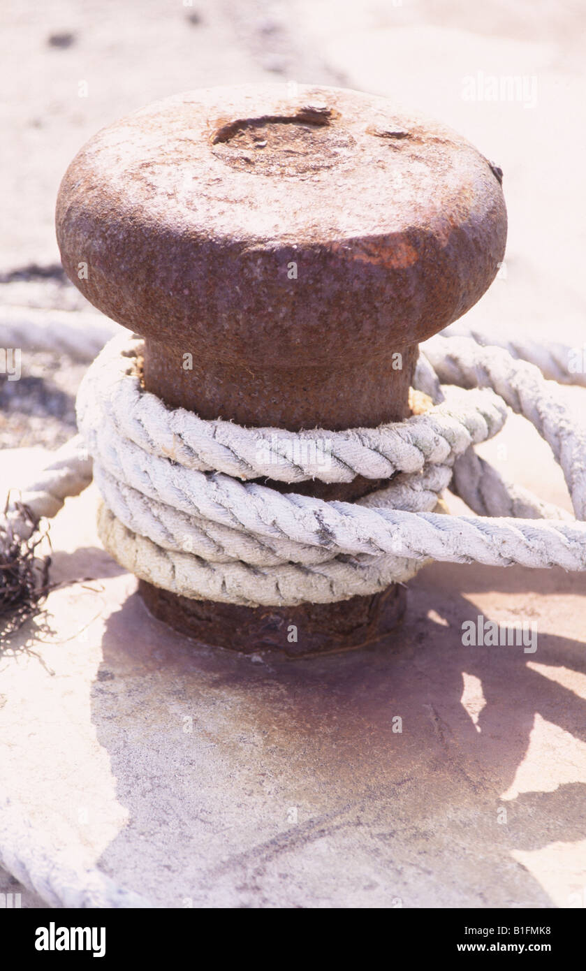Bullards Rope Rope Around Bollard Stock Photo - Alamy