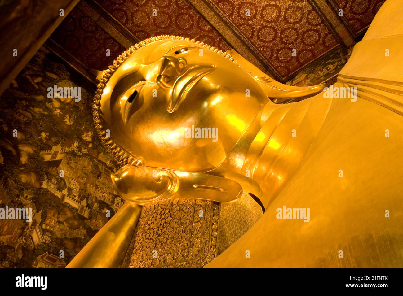 The reclining Golden Buddha statue in the Wat Pho Temple of Bangkok ...