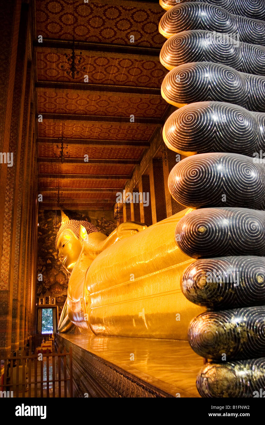 The reclining Golden Buddha statue in the Wat Pho Temple of Bangkok ...