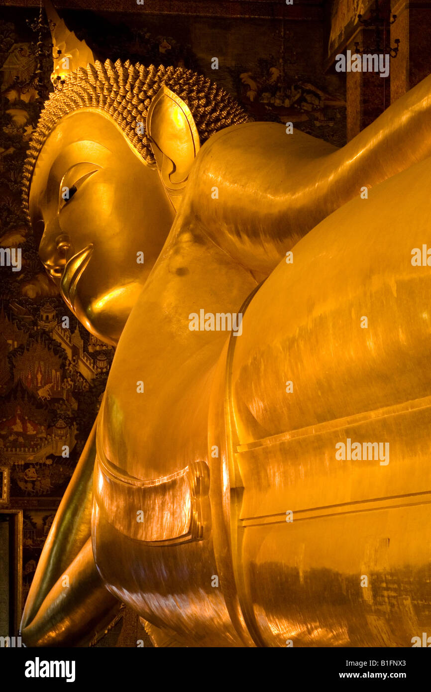 The reclining Golden Buddha statue in the Wat Pho Temple of Bangkok ...