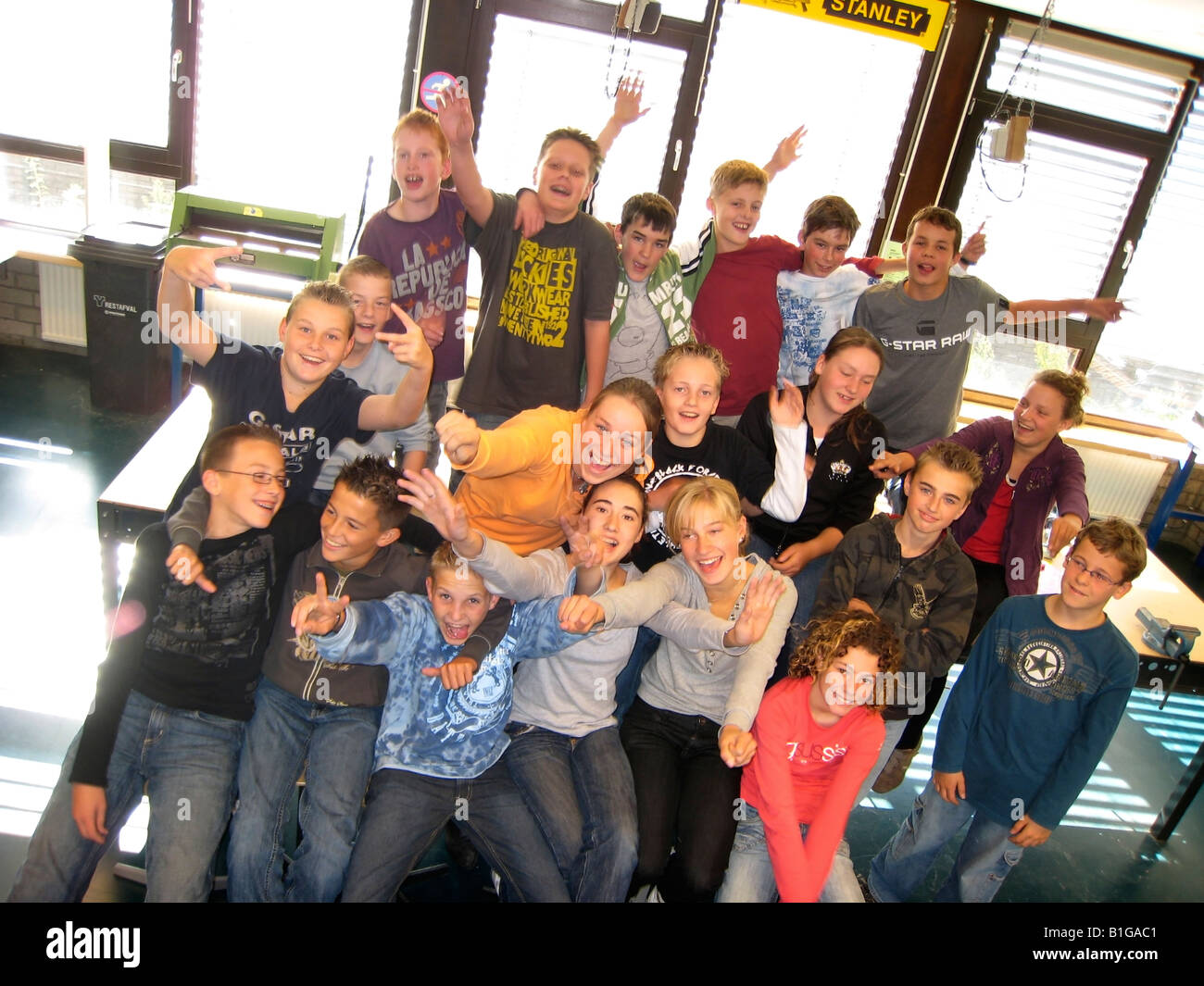 snapshot of secondary school class posing Stock Photo Alamy